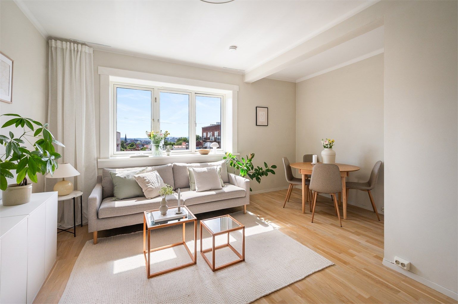 Rommet er fleksibelt og har plass til både sofagruppe og en egen spiseplass.