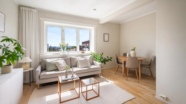 Rommet er fleksibelt og har plass til både sofagruppe og en egen spiseplass.