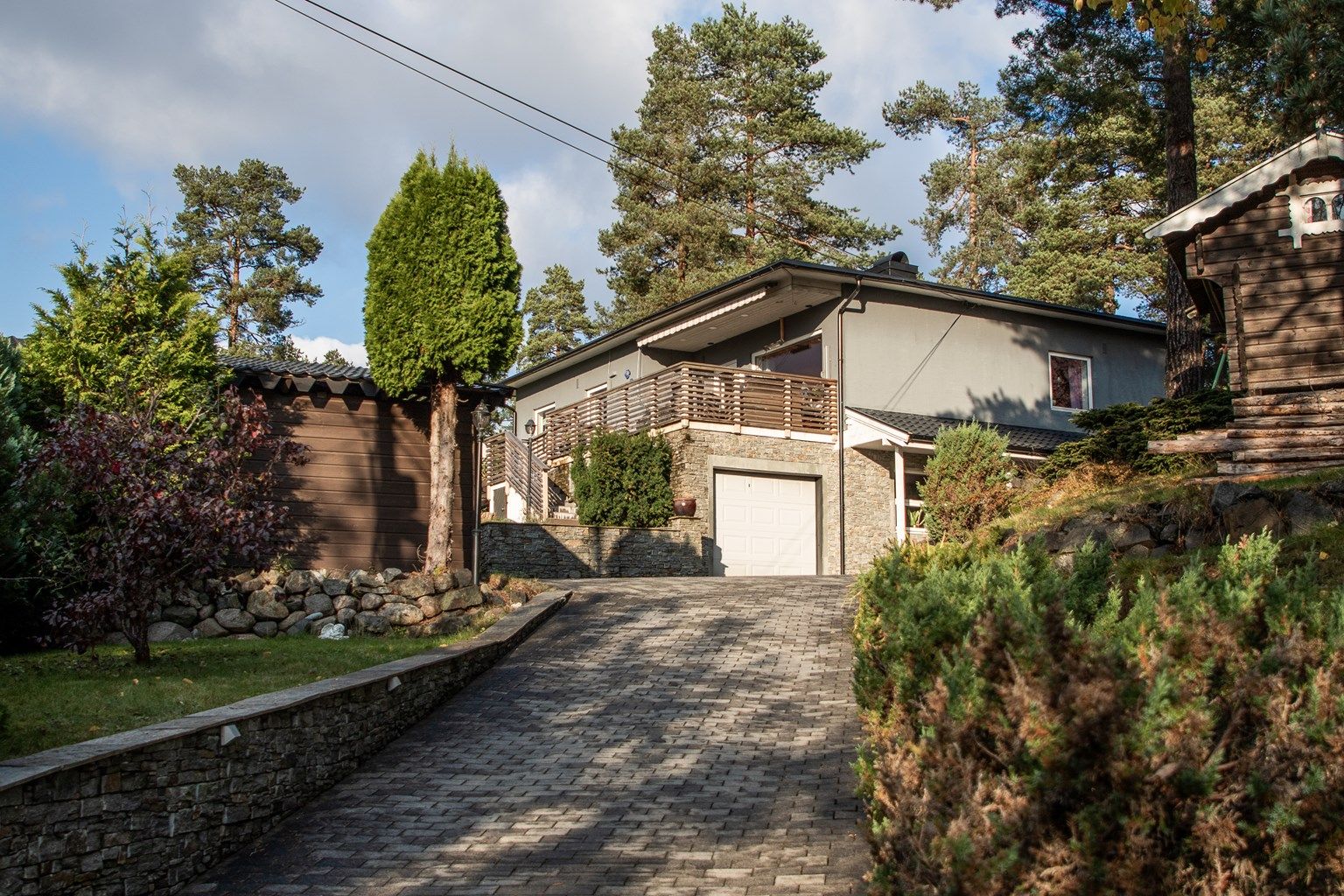 Velkommen til Villa Solås! En nydelig beliggende murvilla i barnevennlige Sætreskogen. Eiendommen ligger høyt hevet med steinlagt oppkjørsel fra Dugnadsveien