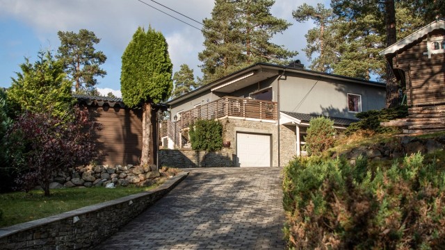 Velkommen til Villa Solås! En nydelig beliggende murvilla i barnevennlige Sætreskogen. Eiendommen ligger høyt hevet med steinlagt oppkjørsel fra Dugnadsveien