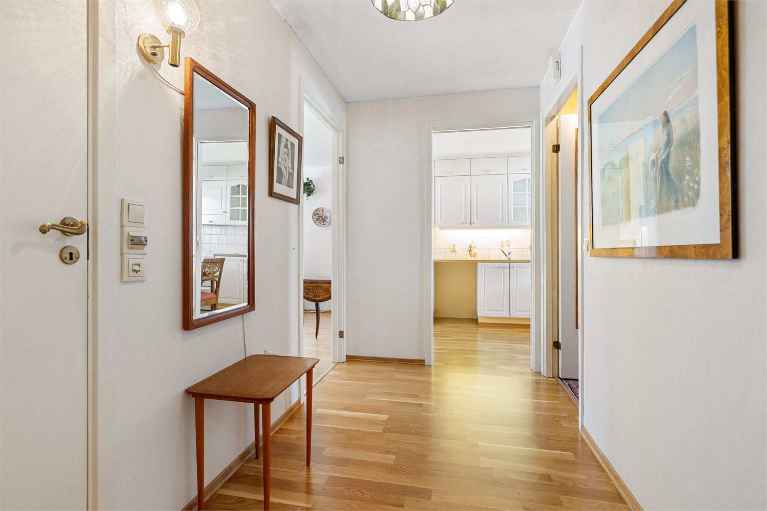I forlengelsen av vindfanget ligger en romslig gang med plass til sittebenk eller kommode.