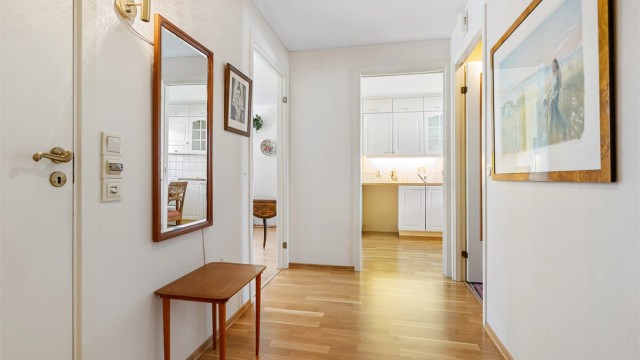I forlengelsen av vindfanget ligger en romslig gang med plass til sittebenk eller kommode.