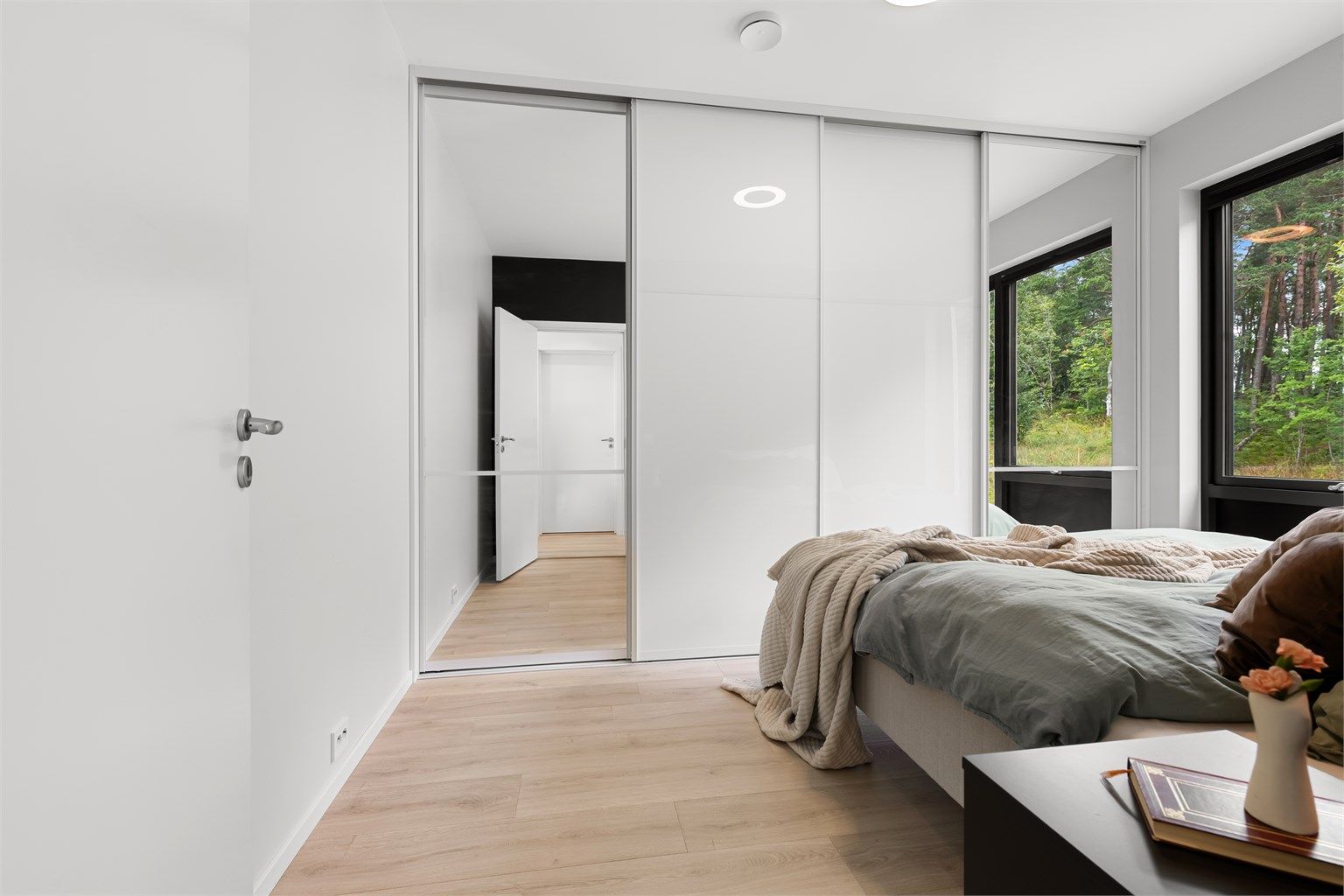 Rommet har en stor skyvedørsgarderobe som gir rikelig med oppbevaringsplass.
