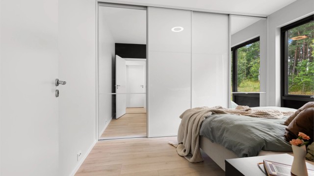 Rommet har en stor skyvedørsgarderobe som gir rikelig med oppbevaringsplass.