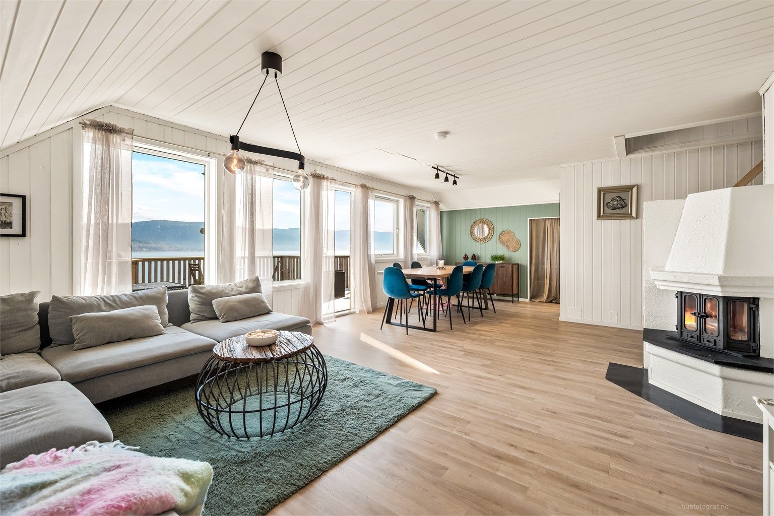 Stuen er et lyst og romslig allrom med plass til både sofagruppe og spisebord. Boligen har både peisovn og varmepumpe. 