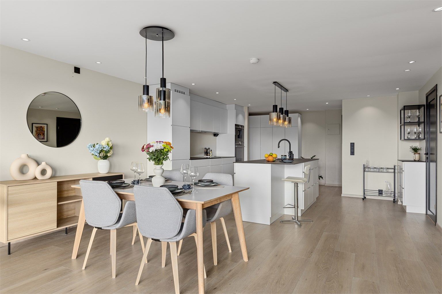 Den åpne stue-/kjøkkenløsningen gjør rommet til et sosialt oppholdsrom, med mye lys og luft