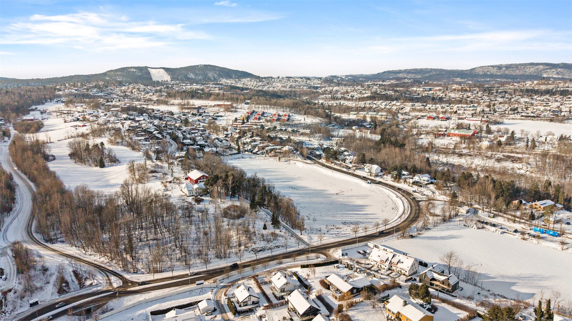 Vollen Montessoriskole og -barnehage ligger i nærheten. Kort vei til Blakstad barneskole og Vollen Ungdomsskole. I Vollen finner man også et godt miljø for de som driver med idrett. Med ballbinge, to store gressmatter og en kunstgressbane.