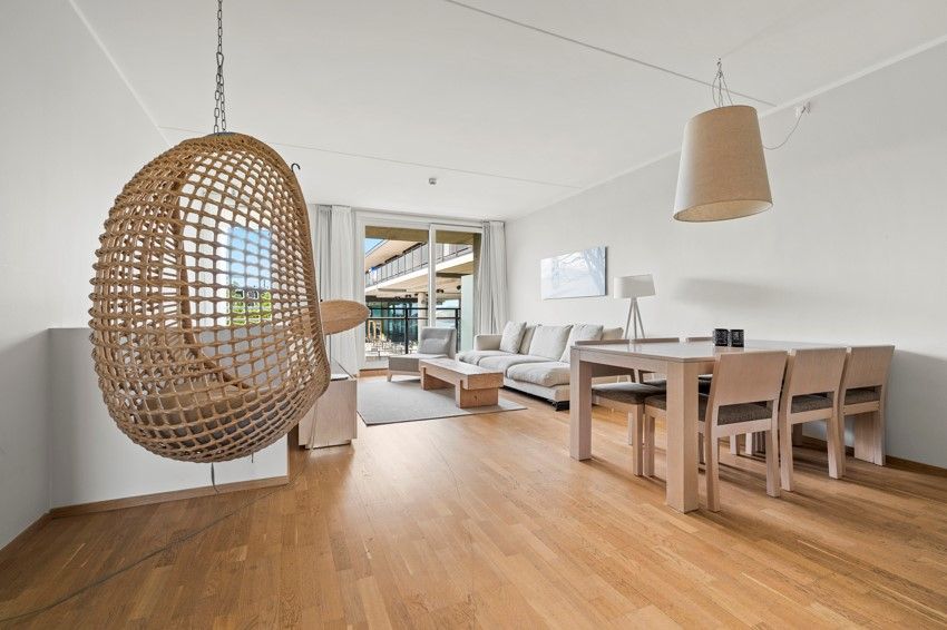 Leiligheten går over to plan med stue, kijøkken, bad og 1 soverom på det ene planet