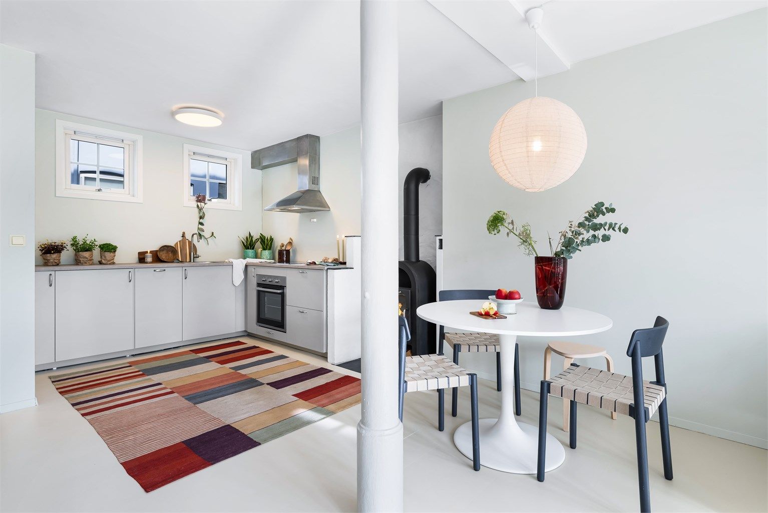 Den åpne løsningen gir en sosial sone med plass til fleksibel spisebord og kjøkken møblering.