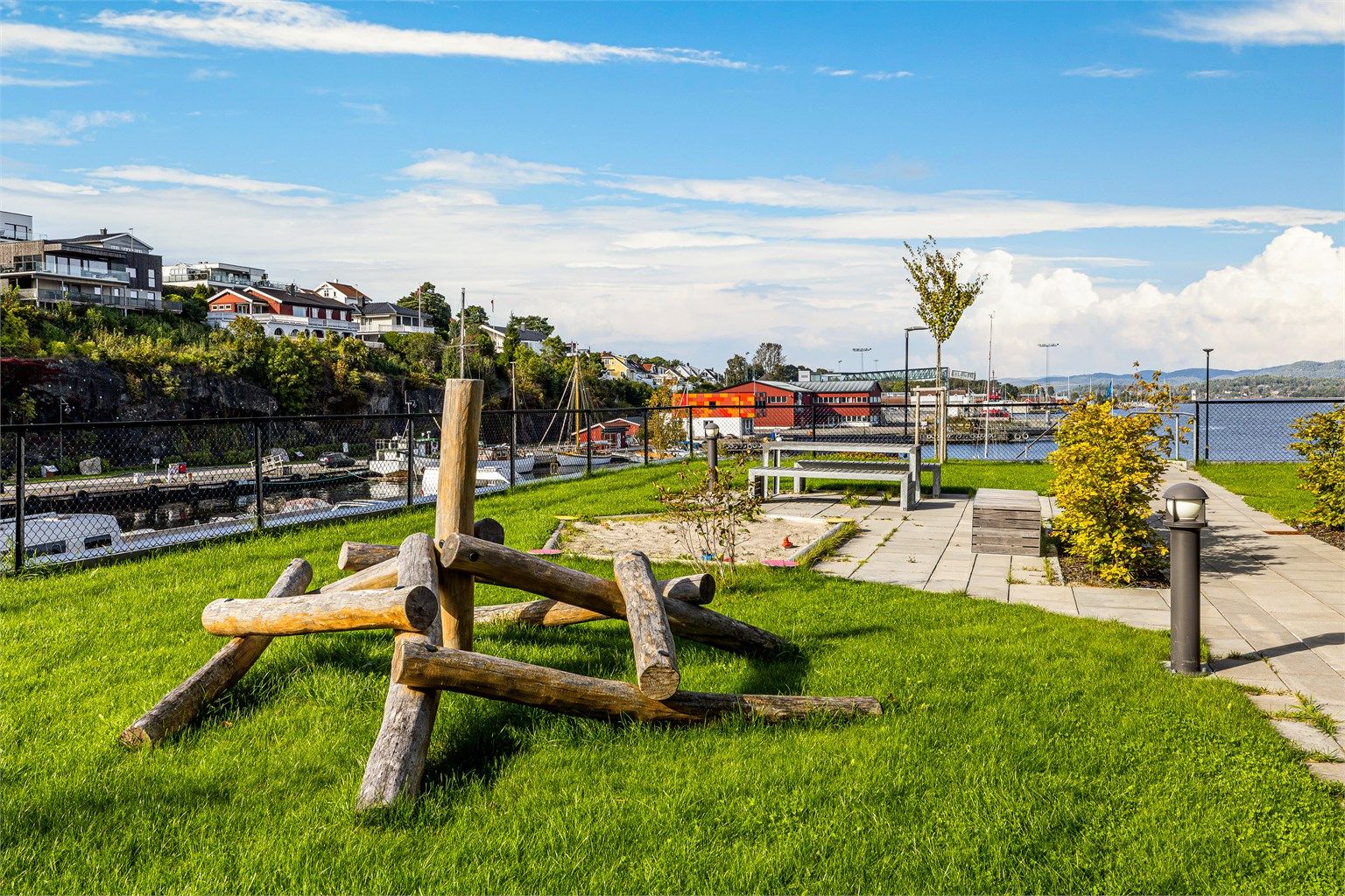 Fellesarealer på nordlige enden av Smietangen. Her er det også trapp ned til gjesteparkering.