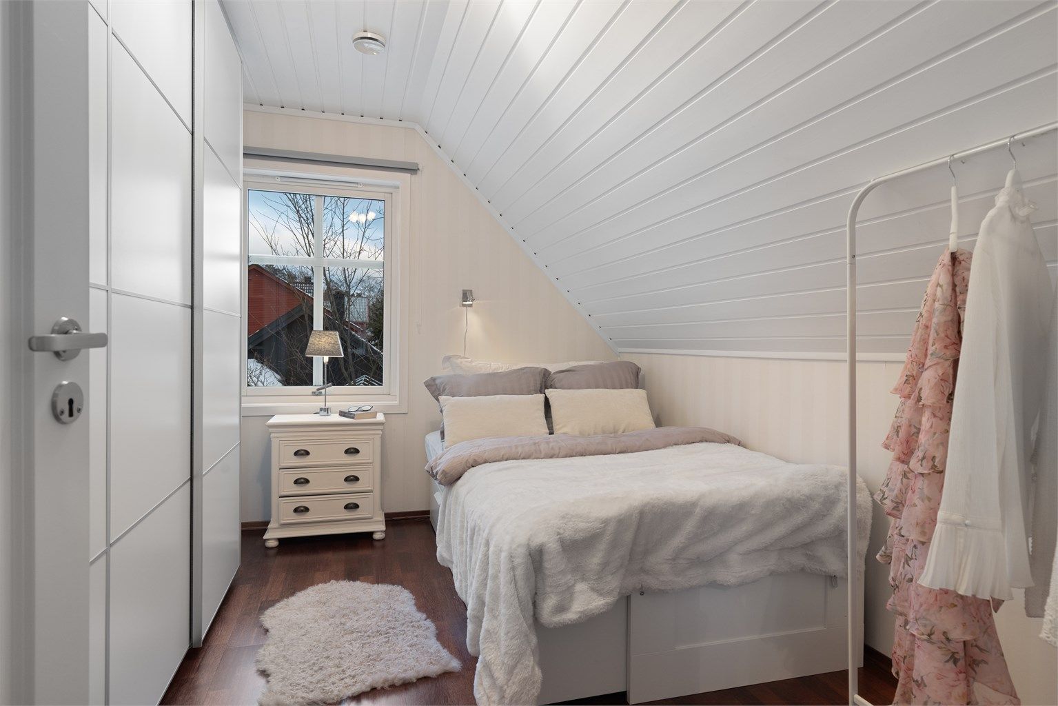 Soverom 2 med stor skyvedørsgarderobe