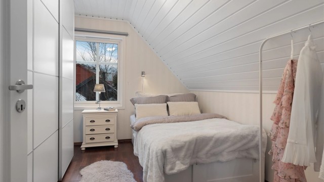 Soverom 2 med stor skyvedørsgarderobe