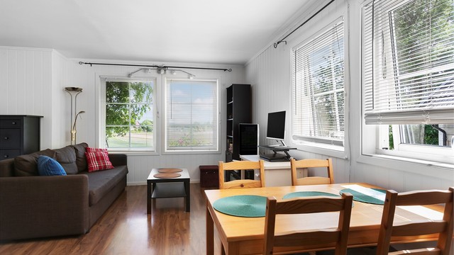 I stuen er det god plass til både sofagruppe og spisebord.