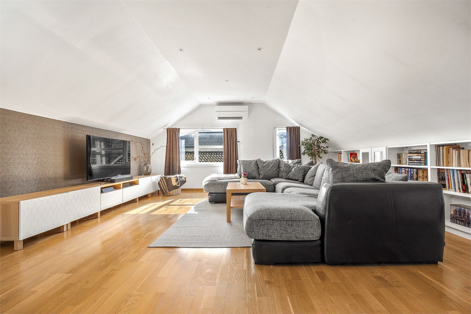 Loftstuen er et lunt og allsidig rom, ideelt som en ekstra TV-stue.