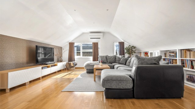 Loftstuen er et lunt og allsidig rom, ideelt som en ekstra TV-stue.