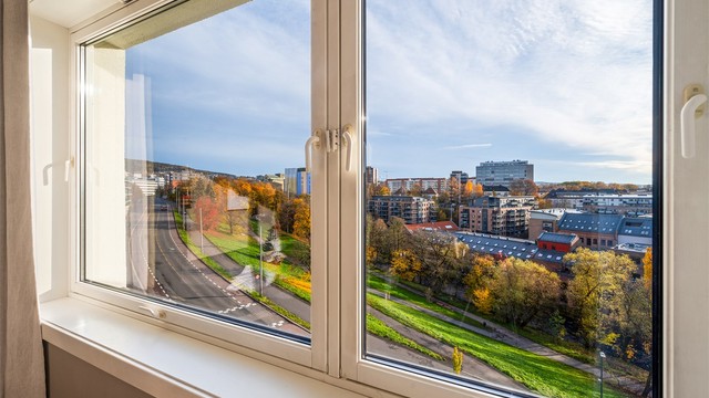 Fin utsikt fra 6.etasje med heisadomst