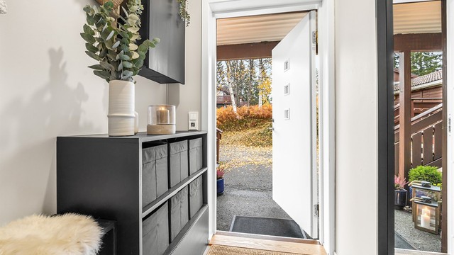 Gulvfliser og varmekabler i gulv fra 2024 i entré.