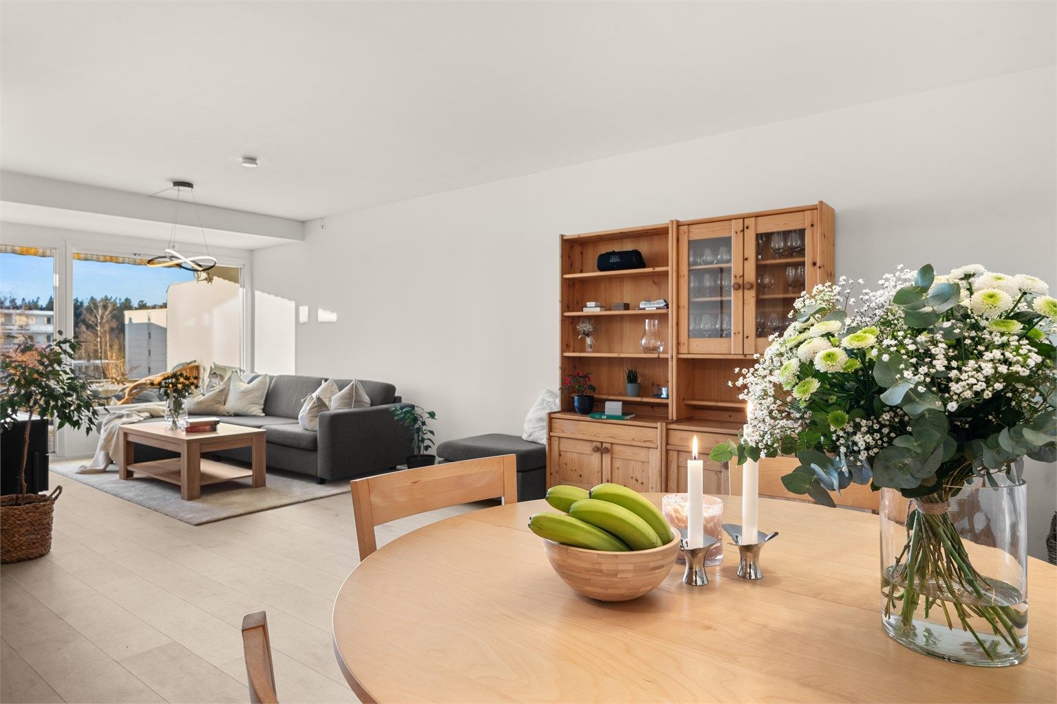 Store vindusflater med rikelig lysinnslipp gjør stuen til et lyst og luftig oppholdsrom.