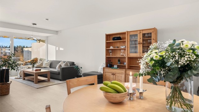 Store vindusflater med rikelig lysinnslipp gjør stuen til et lyst og luftig oppholdsrom.