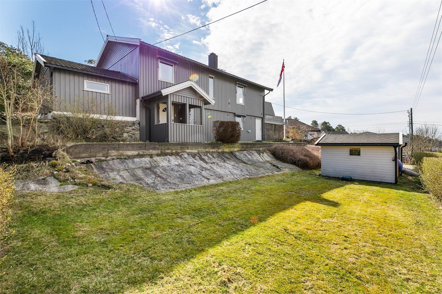 Tilbygget ved boligens nordre gavlvegg er opprinnelig byggemeldt som vedskjul.