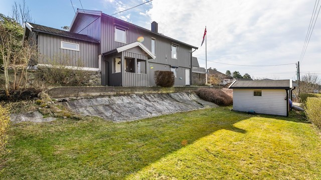 Tilbygget ved boligens nordre gavlvegg er opprinnelig byggemeldt som vedskjul.