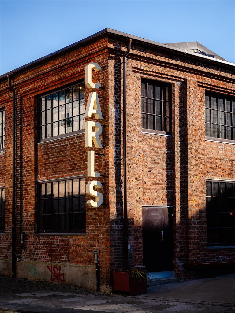 Carls ligger i gåavstand. Her er det kultur, sport, mat og drikke under ett tak på 3000 kvm, og fungerer som en sosial møteplass for nabolaget med restaurant, barer, uteservering og arrangementslokaler.