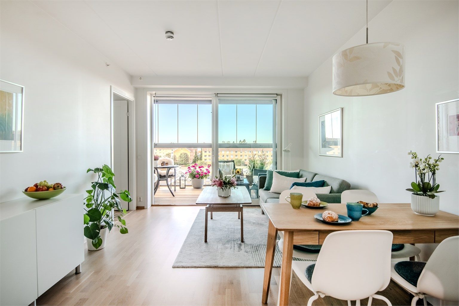 Her får du en romslig og lys stue med god plass til både spisebord og sofa. Godt med naturlig lysinnslipp. 