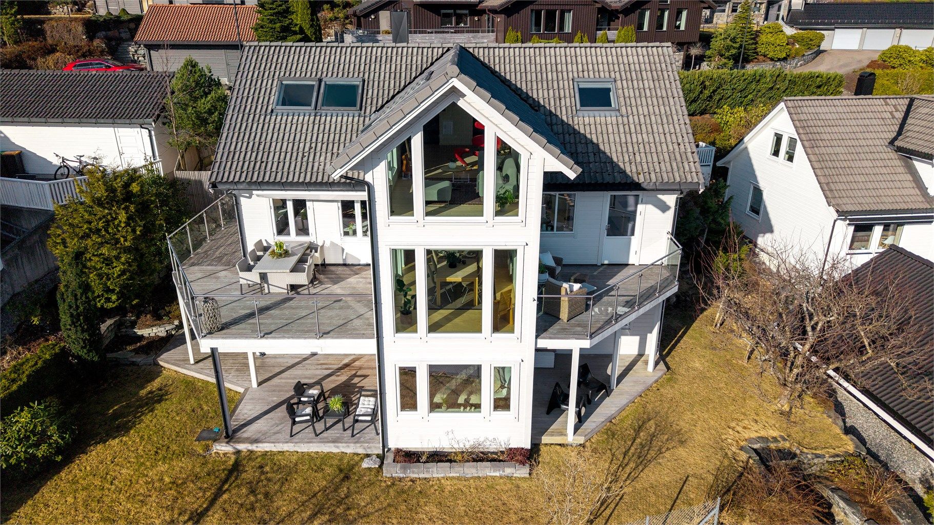 Attraktiv enebolig på flott utsiktstomt i det populære boligområdet Skåthaugen