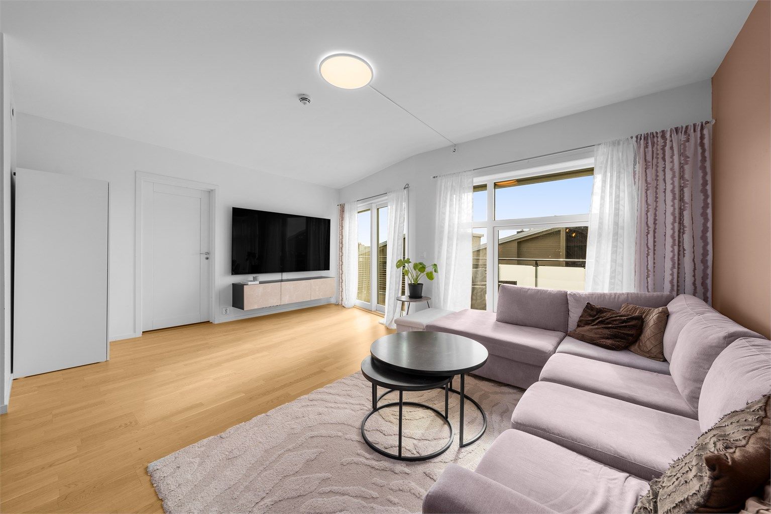 Bygget er fra 2015 og har standard fra byggeår. 