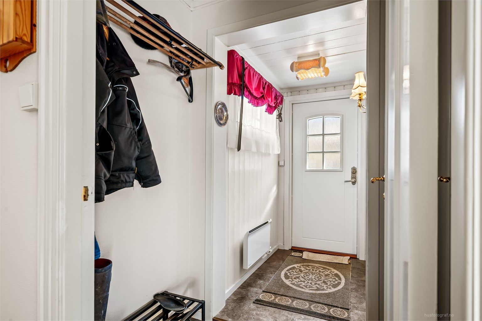 Entré med plass for å henge fra seg yttertøy. Ytterdøren har et praktisk glassfelt.