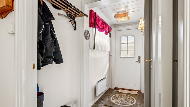 Entré med plass for å henge fra seg yttertøy. Ytterdøren har et praktisk glassfelt.