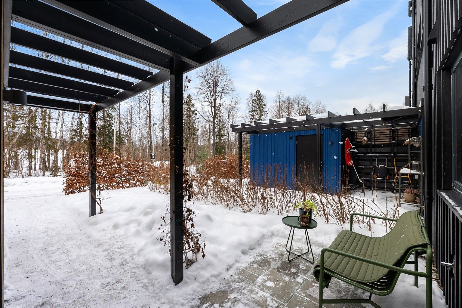 Rekkehuset ligger i et naturskjønt og bilfritt boligtun på Tanum