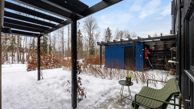 Rekkehuset ligger i et naturskjønt og bilfritt boligtun på Tanum