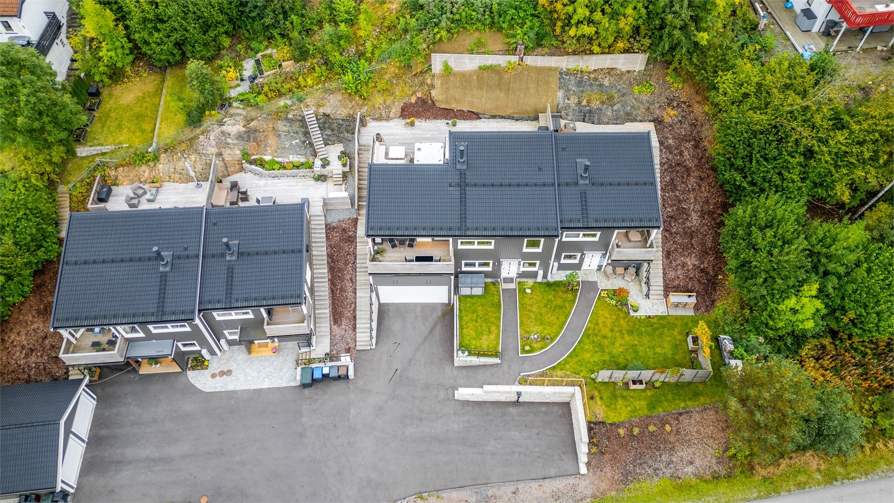 Garasje, hage og uteplasser på flere nivåer.