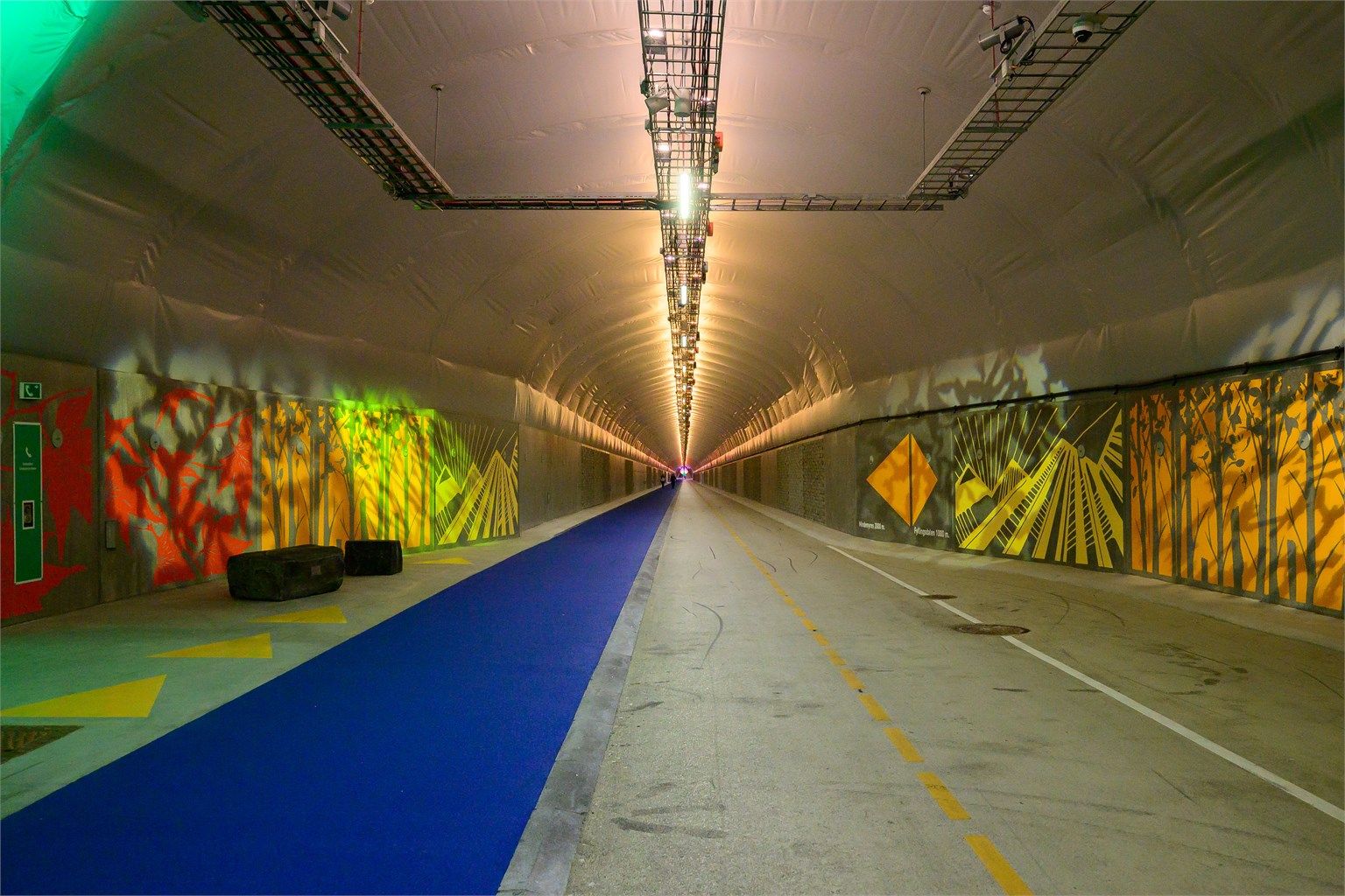 - Fyllingsdalstunnelen er en av verdens lengste tilrettelagte gang- og sykkeltunnel på nesten 3 kilometer og ligger like ved Oasen!-