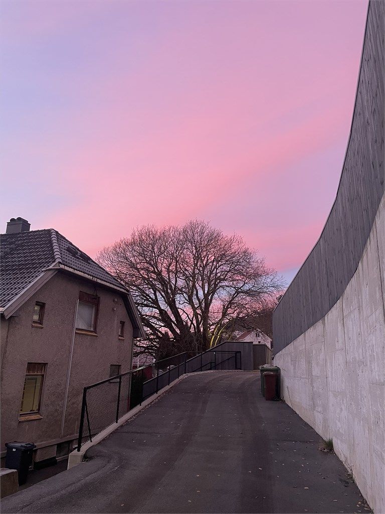 Nedkjørsel med nydelig himmel som det ofte er her, også særlig langs Otra
