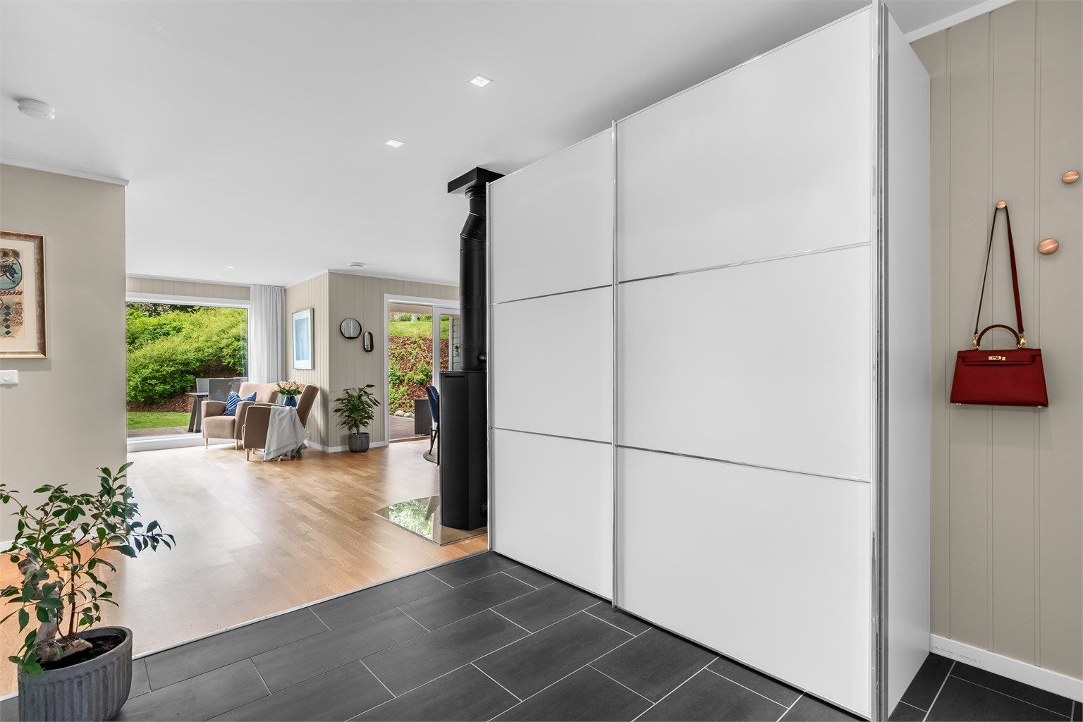 Garderobeskap i entré