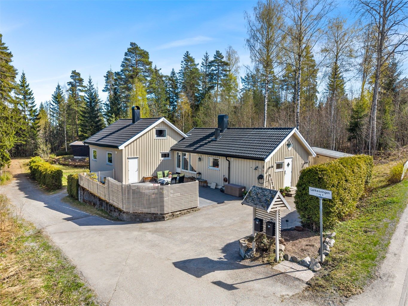 Eiendomsmegler Krogsveen v/Vegard Gran-Andersen ønsker velkommen til Lerkesvingen 8! Dette er en trivelig enebolig i et rolig og etablert nabolag.