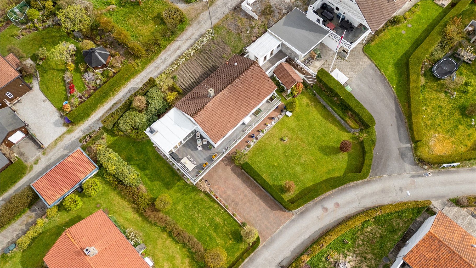 Eiendommen sett ovenfra, som viser den romslige tomten og plasseringen.
