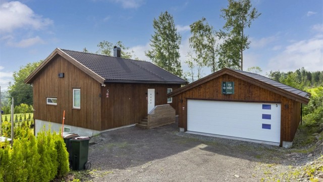 Parkering i dobbelgarasje fra 2021 med el-billader og på egen gårdsplass
Foto: Trond Reder