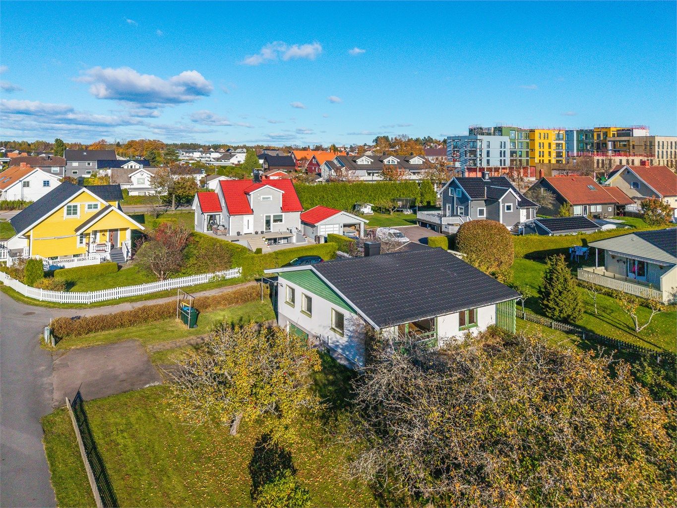 Attraktivt beliggende enebolig med en stor solrik hage i rolig blindvei – moderniseringsbehov og stort potensial