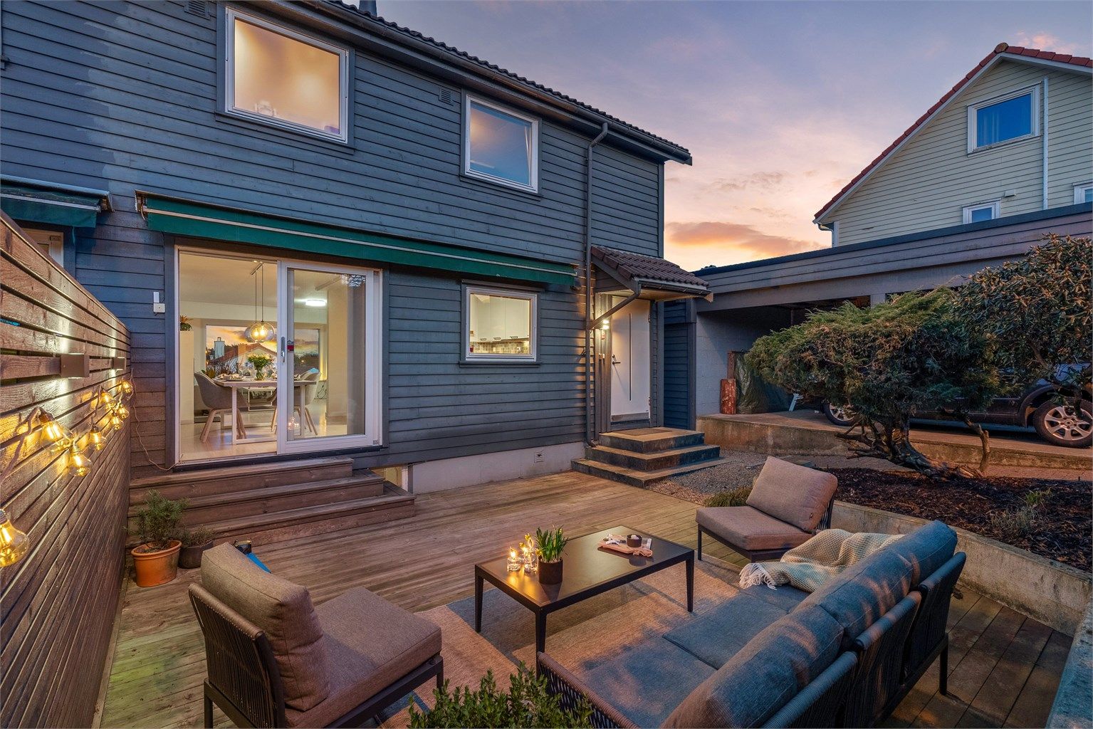 Boligen ligger i en rolig gate og det er en skjermet uteplass. 