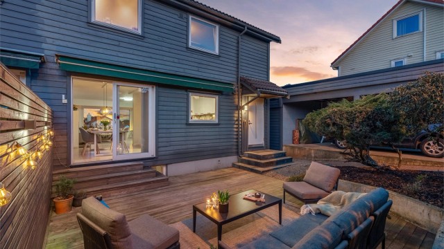 Boligen ligger i en rolig gate og det er en skjermet uteplass.