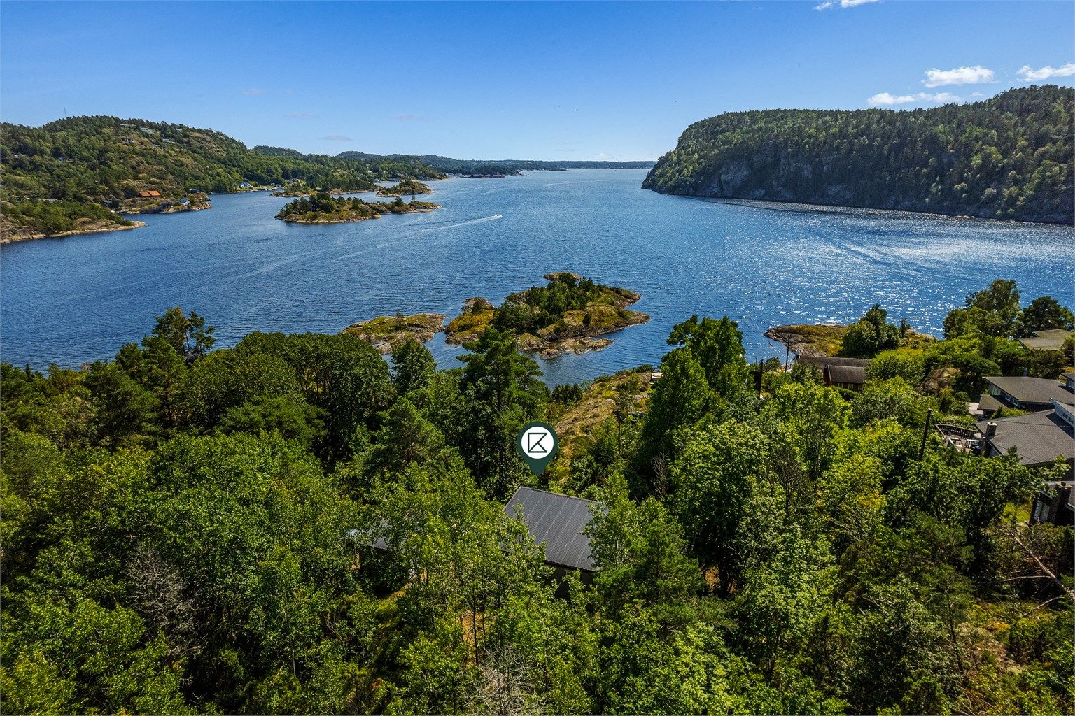 Hytta ligger usjenert til rett ved nydelig skjærgård i Mørjefjorden.