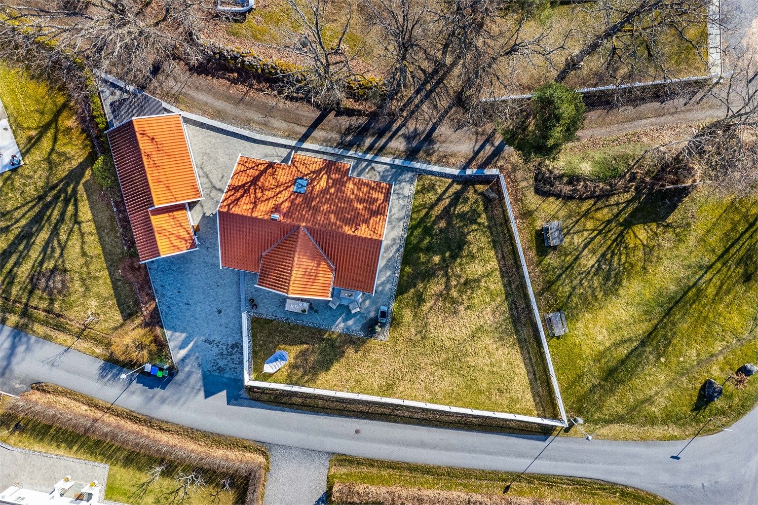 Tomten er eiet og angitt til 823 kvm., her sett i fugleperspektiv med vest mot nedre bildekant.