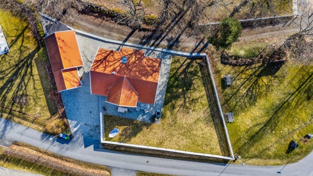 Tomten er eiet og angitt til 823 kvm., her sett i fugleperspektiv med vest mot nedre bildekant.