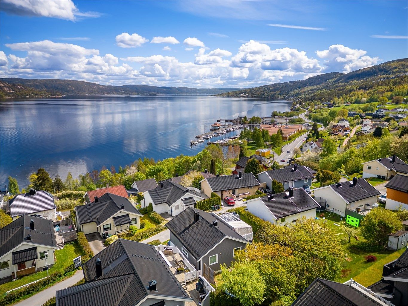 Nærhet til sjøen og båthavn gir gode rekreasjonsmuligheter.