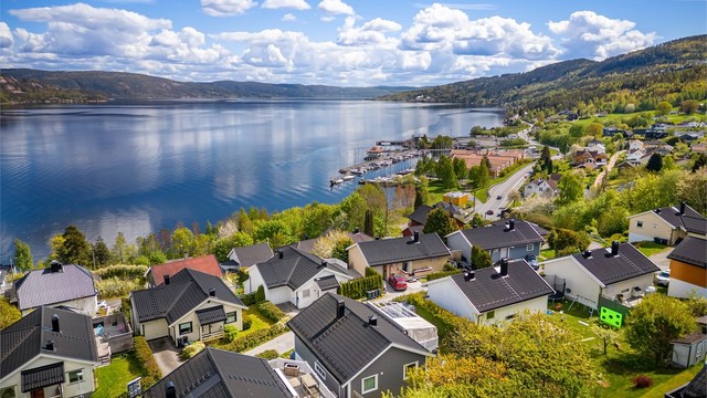 Nærhet til sjøen og båthavn gir gode rekreasjonsmuligheter.