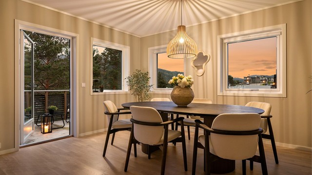 Stuen har en herlig atmosfære både dag og kveld, og man har direkte utgang til verandaen på ca 8m²