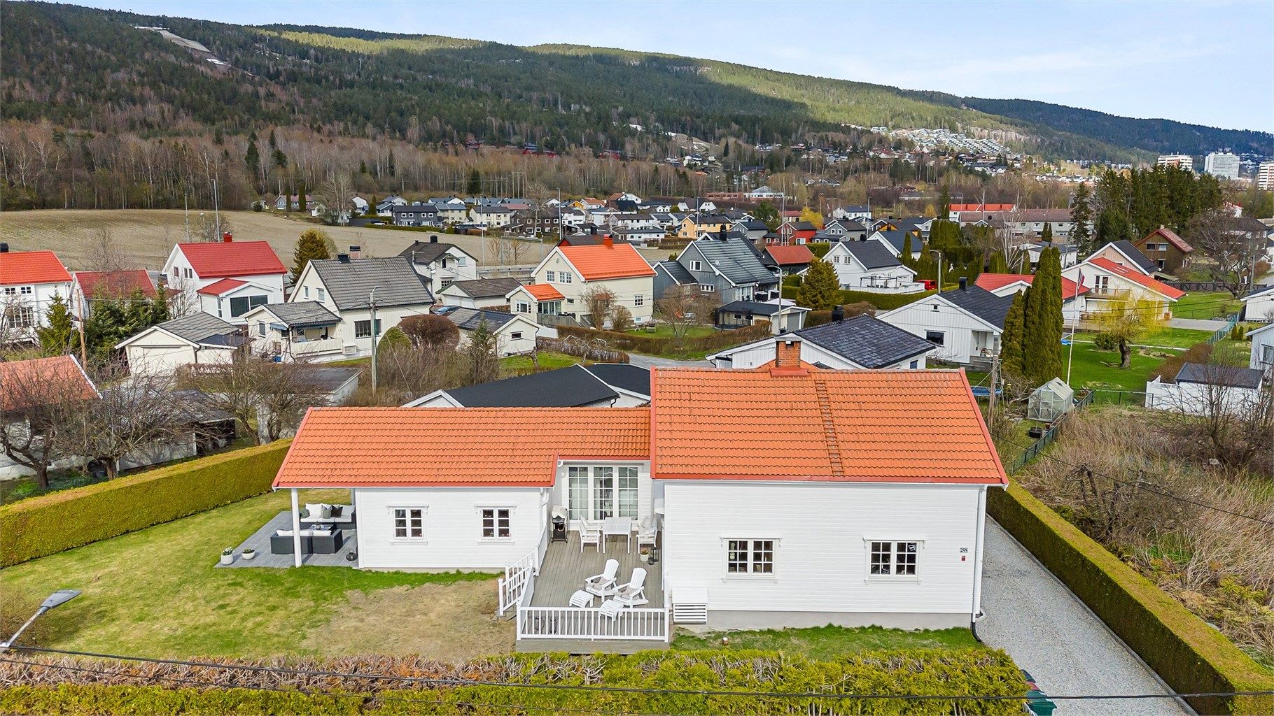 Parkering i frittstående dobbelgarasje på 43 kvm med støpt dekke. Bildet er fra tidligere salg av boligen (i 2024).